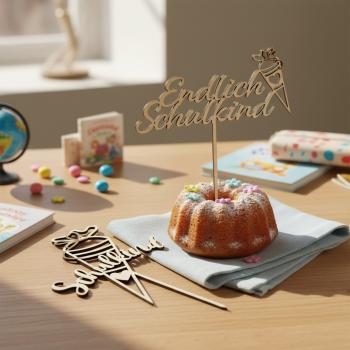 Holz‑Caketopper aus 3 mm Birkensperrholz mit Schriftzug „Endlich Schulkind“ und Schultüte